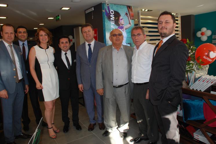 Açılışta; Mağaza İşletme Müdürü Şencan Güler, Belediye Başkan Yardımcısı Mehmed Ali Öztürk, Aliağa Ticaret Odası Başkanı Adnan Saka, Alfemo Mobilya Genel Müdürü Ramazan Davutoğlu, Dursun Güler ve diğer yetkililerle günün anısına kameramızın karşısına geçtiler.