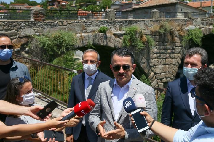 Tarım ve Orman Bakanı Bekir Pakdemirli, İzmir’in Bergama ilçesindeki Selinos Deresi’nde incelemelerde bulundu. Bakan Pakdemirli, Selinos Deresi'nde yapılması planlanan "Antik Selinos Su Kanalı Projesi" hakkında basın mensuplarına açıklama yaptı. ( Mehmet Emin Mengüarslan - Anadolu Ajansı )