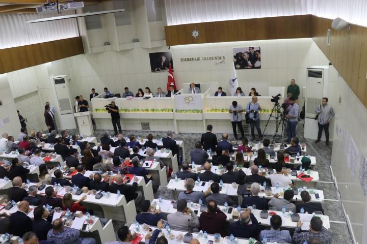 İzmir Büyükşehir Belediye Meclisi, Türkiye'nin güney sınırında oluşturulmaya çalışılan terör koridorunu yok etmek, bölgeye barış ve huzuru getirmek amacıyla başlatılan Barış Pınarı Harekatı'na destek açıklamasında bulundu.  ( Yusuf Şahbaz - Anadolu Ajansı )