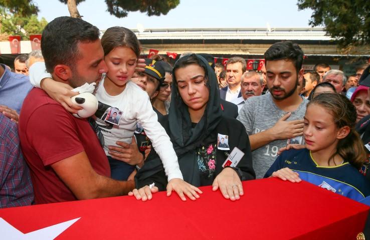 Antalya'da jandarma su altı kurtarma ekibinin dalış eğitiminde rahatsızlanarak şehit olan Jandarma Astsubay Kıdemli Üst Çavuş Mesut Akmeşe, İzmir'in Dikili ilçesinde son yolculuğuna uğurlandı.  Cenazede şehidin kızı Hayriye Nil (sol 2) eşi Latife Akmeşe (ortada) ve yakınları şehidin tabutuna sarılarak üzüntü yaşadı. ( Emin Mengüarslan - Anadolu Ajansı )