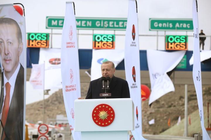 Türkiye Cumhurbaşkanı Recep Tayyip Erdoğan, İzmir'de Menemen-Aliağa-Çandarlı otoyolu açılışı törenine katılarak konuşma yaptı. ( Murat Kula - Anadolu Ajansı )