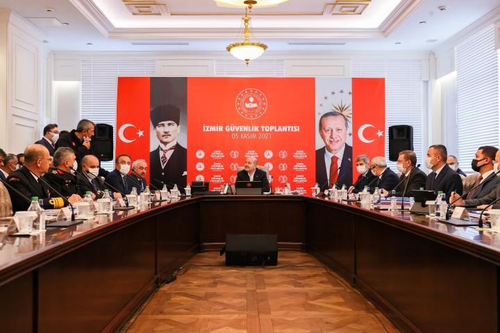 İçişleri Bakanı Süleyman Soylu (ortada), İzmir Valiliğinde düzenlenen İzmir Güvenlik Toplantısı'na katıldı. ( Mehmet Emin Mengüarslan - Anadolu Ajansı )