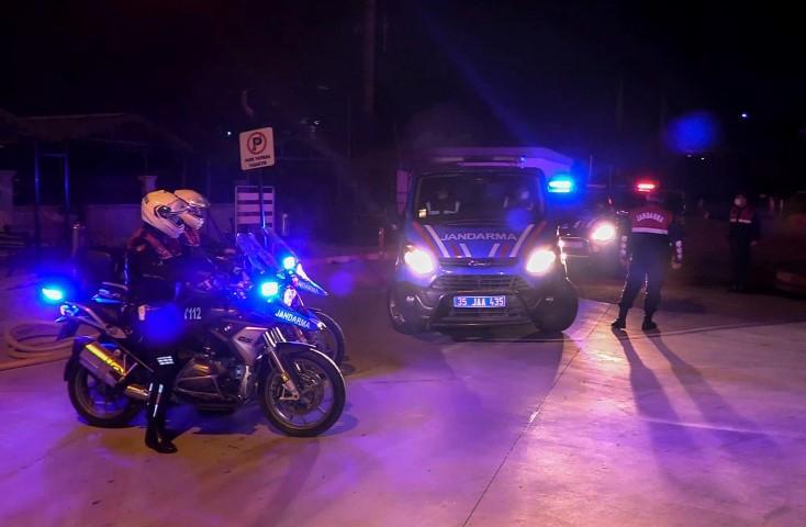 İzmir merkezli 53 il ve KKTC'de Fetullahçı Terör Örgütü'nün (FETÖ) Türk Silahlı Kuvvetleri (TSK) yapılanmasına yönelik operasyonda örgütün sözde mahrem imamlarıyla ankesörlü telefonlardan irtibat kurdukları tespit edilen 123'ü muvazzaf 184 şüpheli hakkında gözaltı kararı verildi. ( Yusuf Soykan Bal - Anadolu Ajansı )