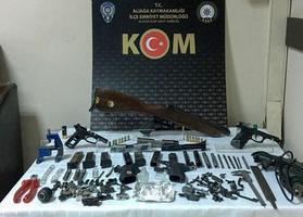 İzmir'in Kınık ilçesinde evinde ruhsatsız silah tamiri ve satışı yapan kişi gözaltına alındı. İkamete operasyon düzenleyen ekipler, yaptıkları aramada tabanca yapımında kullanılan çok sayıda malzeme ile tabanca mermileri ele geçirdi. ( İzmir Emniyet Müdürlüğü - Anadolu Ajansı )