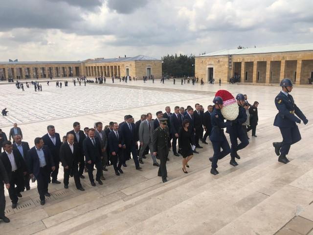 31 Mart Mahalli İdareler Genel Seçimleri'nde İzmir'in Kınık, Kiraz, Bayındır, Bergama ve Aliağa ilçelerinde seçimi kazanan Cumhur İttifakı'nın belediye başkanları, mazbatalarını almalarının ardından ilk toplu ziyaretlerini Anıtkabir'e gerçekleştirdi. ( Hamza Dağ Basın Bürosu - Anadolu Ajansı )