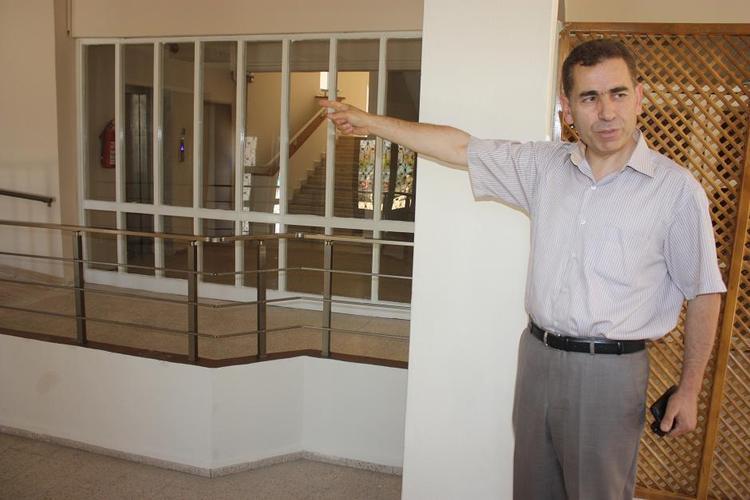 Protokol girişini, engelli rampasını, engelli kapısını, kapının iç kısmını yeniden yaptırdıklarını belirten Yılmaz, altı boş olan engelli rampalarının altını gaz beton ile ördürerek kapattırdıklarını söyledi.