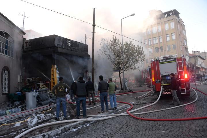 İzmir'in Bergama ilçesinde inşaat malzemeleri satan bir iş yerinde çıkan yangın korkuttu. 
 ( Sertan Ergit - Anadolu Ajansı )