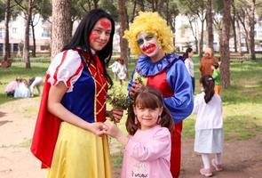 İzmir'in Bergama ilçesinde eşiyle çiftçilik yapan Derya Özdemir ile kızı Rümeysa Özdemir, "Gönüllülük Hareketi" ismini verdikleri proje kapsamında, palyaço ve pamuk prenses kostümlerini giyerek kısıtlı imkanlara sahip ailelerin yaşadığı mahallelerdeki çocuklar için animasyon gösterileri düzenliyor. ( Metin Aydemir - Anadolu Ajansı )