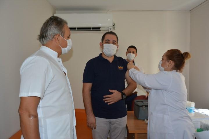 Çin'den getirilen yeni tip koronavirüs (Kovid-19) aşısı, Sağlık Bilimleri Üniversitesi (SBÜ) İzmir Tepecik Eğitim ve Araştırma Hastanesinde gönüllü sağlık çalışanlarına uygulanmaya başlandı.  ( SBÜ Tepecik Eğitim ve Araştırma Has - Anadolu Ajansı )