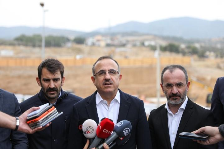 AK Parti İzmir İl Başkanı Kerem Ali Sürekli (ortada), Büyükşehir Belediyesi tarafından Gaziemir'de inşaat süreci devam eden Emrez Kentsel Dönüşüm Alanı yakınlarında gazetecilere açıklamalarda bulundu. ( Lokman İlhan - Anadolu Ajansı )