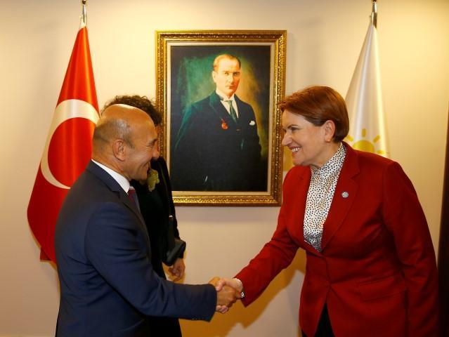 İzmir Büyükşehir Belediye Başkanı Tunç Soyer ve Millet ittifakı'nın İzmir ilçe belediye başkanlarıyla birlikte İYİ Parti Genel Başkanı Meral Akşener'i parti merkezinde ziyaret etti. ( Mehmet Ali Özcan - Anadolu Ajansı )