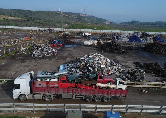 Ülke genelindeki 3 hurda müdürlüğüyle yıllık yaklaşık 300 bin ton ömrünü tamamlamış malzemeyi savunma sanayisine girdi olarak geri kazandıran Makina ve Kimya Endüstrisi Kurumu (MKE) Hurda İşletmesi, hurda otomobillere yönelik yeni teşvik düzenlemesine hazırlanıyor. AA ekibinin yerden ve drone desteğiyle havadan görüntülediği Aliağa Hurda Müdürlüğüne Türkiye'nin yaklaşık 15 ilinden her gün ortalama 15 tır ömrünü tamamlamış malzeme getiriliyor. Çoğunluğunu ulaşım araçlarının oluşturduğu hurdalar, kantarda tartıldıktan sonra araçların içindeki sıvıların boşaltıldığı birime yönlendiriliyor.  ( Cem Öksüz - Anadolu Ajansı )