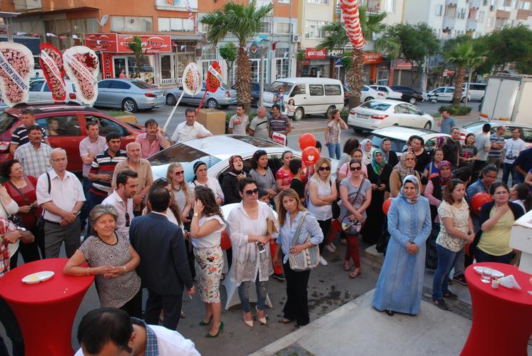 Açılışa Aliağalıların ilgisi büyüktü. Açılışın ardından yapılan çekiliş büyük ilgi ve heyecan yarattı.
