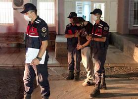 İzmir'in Aliağa ilçesinde 17 farklı dolandırıcılık olayından aranan şüpheli gözaltına alındı.  ( İl Jandarma Komutanlığı - Anadolu Ajansı )