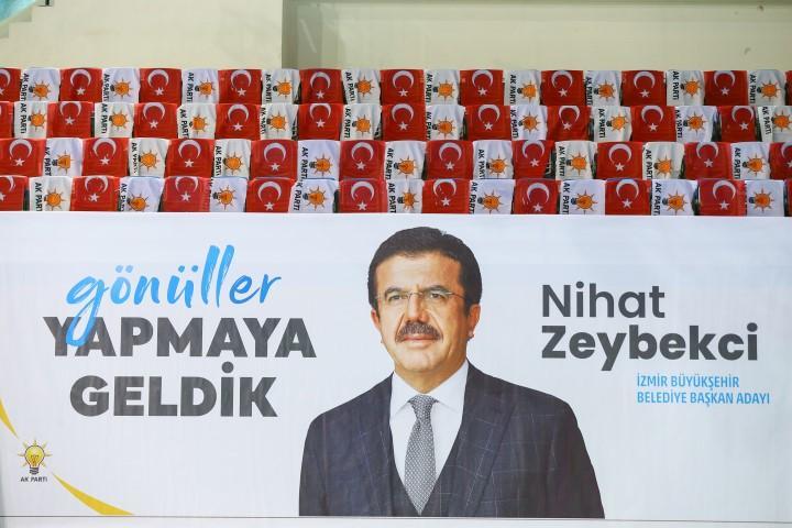 AK Parti İzmir İl Başkanı Aydın Şengül, Cumhurbaşkanı ve AK Parti Genel Başkanı Recep Tayyip Erdoğan'ın yarın katılımı beklenen İzmir Aday Tanıtım Toplantısı için Halkapınar Spor Salonu'nda yapılan hazırlık çalışmalarını inceledi. Toplantı öncesi bayraklarla donatılan Halkapınar Spor Salonu'na "Gönüller yapmaya geldik", "İzmir'in efeleri, Reisi ile 2023'e yürüyor" yazılı pankartlar asıldı ve dev platform kuruldu.  ( Emin Mengüarslan - Anadolu Ajansı )