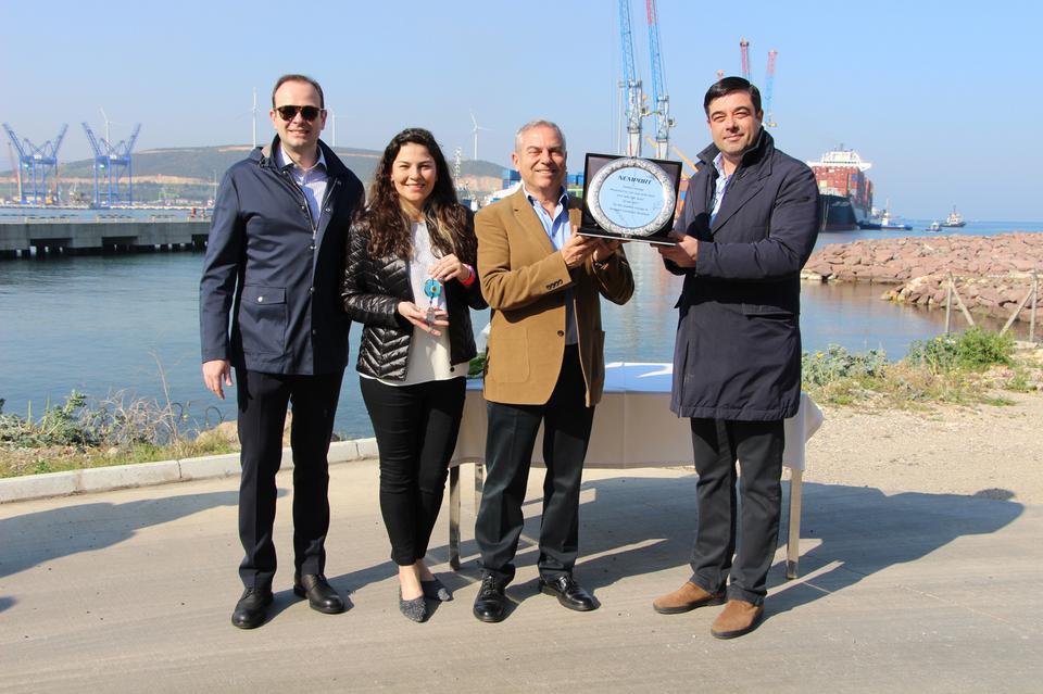 Yönetim Kurulu Üyesi Cenk Heris, ZIM Türkiye Pazarlama ve Satış Müdürü Mirey Çikurel, ZIM Türkiye Temsilcisi Belstar Denizcilik Genel Müdürü Josi Çikurel Josi Çikurel, Nemport Yönetim Kurulu Başkanı Cem Heris