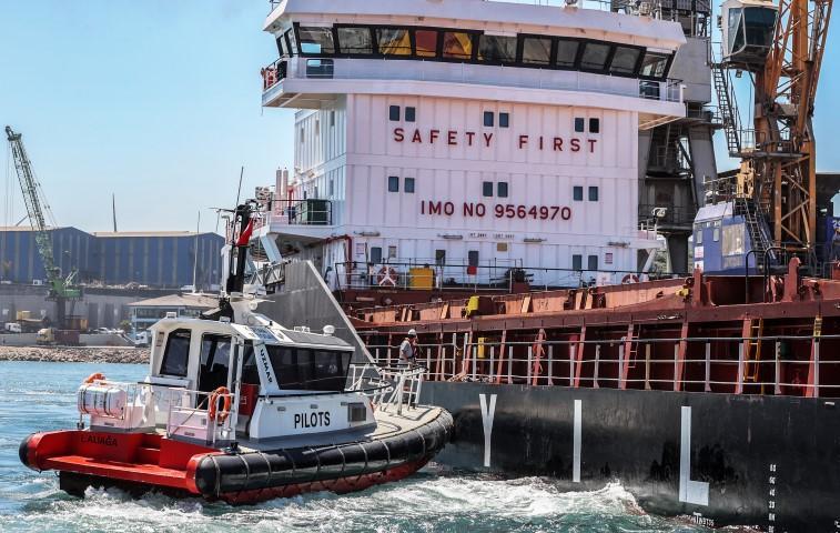 Türkiye limanlarına yanaşan dev yolcu ve yük gemilerini karaya yanaştıran ve uğurlayan kılavuz kaptanlar, hata kabul etmeyen meslekleriyle dikkat çekiyor. Yol göstericiliğinden dolayı "kılavuz" olarak adlandırılan kaptanlar, gemilerin limanla ilk ve son temaslarını yaptırıyor. Dünya ticaretinin yüzde 90'ına yakınının taşındığı denizlerde dev gemilerin kaptanları, limanlara yanaşırken bölgeye hakim kaptanlardan yardım alıyor. İzmir Aliağa'da faaliyet gösteren Türkiye'nin ilk özel kılavuzluk şirketi Uzmar'a bağlı çalışan kılavuz kaptanlar, görevlerini her tür iklim koşulunda yerine getirmeye gayret ediyor. ( Mahmut Serdar Alakuş - Anadolu Ajansı )