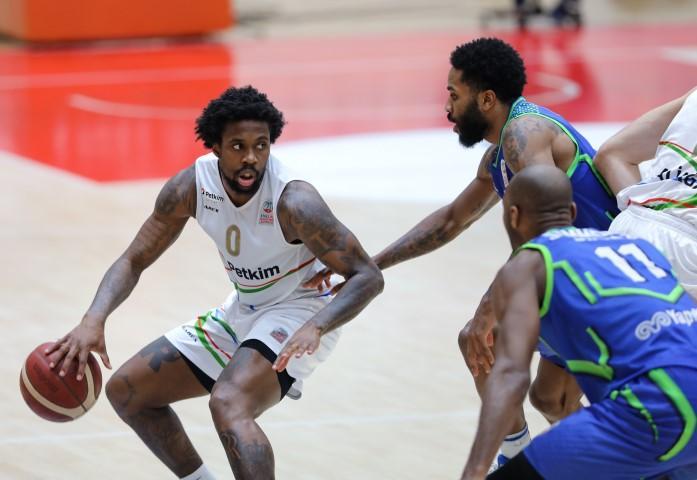 ING Basketbol Süper Ligi 27. hafta erteleme mücadelesinde Aliağa Petkimspor ile TOFAŞ, Aliağa ilçesindeki ENKA Spor Salonu'nda karşılaştı. Aliağa Petkimspor'dan Kendrick Ray (0) karşılaşmada forma giydi. ( Lokman İlhan - Anadolu Ajansı )