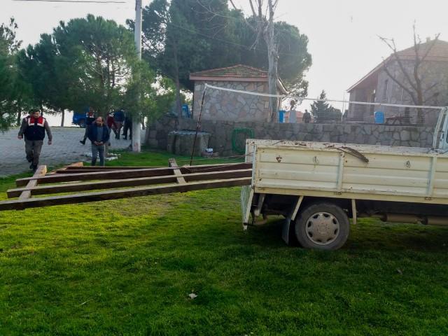 Manisa’nın Yunusemre ilçesinde, köprünün demir korkuluklarını keserek çaldıkları iddia edilen 5 şüpheli yakalandı. ( Cemil Seval - Anadolu Ajansı )