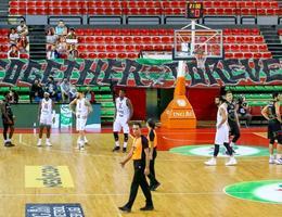 ING Basketbol Ligi'nin 3. haftasında Pınar Karşıyaka ile Aliağa Petkimspor arasında oynanan ve skorbord arızası nedeniyle bir kaç kez duran müsabakaya ara verildi. Skorbordda yaşanan sorundan dolayı yarım saat geç başlayan karşılaşma, tekrar eden arızalar nedeniyle oyun içinde de duraksamalara neden oldu. ( Mehmet Emin Mengüarslan - Anadolu Ajansı )