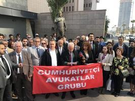 İzmir Barosu Cumhuriyetçi Avukatlar Grubu, İzmir Barosunun, Türkiye'nin güney sınırında oluşturulmaya çalışılan terör koridorunu yok etmek, bölgeye barış ve huzur getirmek amacı taşıyan Barış Pınarı Harekatı'na yönelik açıklamalarına tepki gösterdi.    ( Meriç Ürer - Anadolu Ajansı )