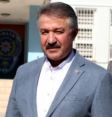İzmir merkezli 12 ilde, Ege Denizi'ndeki yasa dışı geçişleri organize ettikleri ileri sürülen suç örgütüne yönelik "Aylan bebek" ismi verilen operasyonda, 60 şüpheli gözaltına alındı. İzmir İl Emniyet Müdür Hüseyin Aşkın, Aliağa İlçe Emniyet Müdürlüğüne gelerek, operasyon hakkında bilgi aldıktan sonra açıklamalarda bulundu. ( Mustafa Güngör - Anadolu Ajansı )