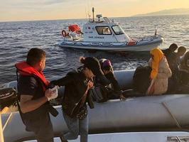 İzmir'in Aliağa, Çeşme ve Menderes ilçelerinde yasa dışı yollarla yurt dışına çıkmaya çalışan 160 düzensiz göçmen yakalandı. ( Sahil Güvenlik - Anadolu Ajansı )