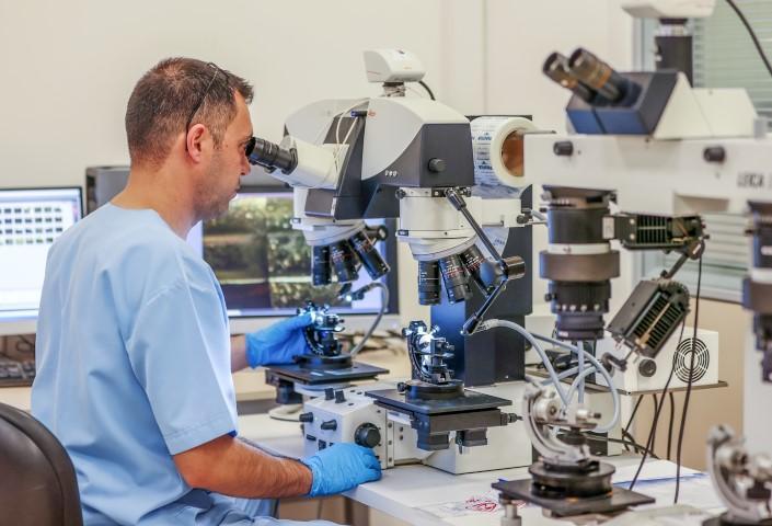 Emniyet Genel Müdürlüğü Kriminal Daire Başkanlığına bağlı 10 laboratuvardan biri olan İzmir Bölge Kriminal Polis Laboratuvarı Müdürlüğü bünyesinde Balistik, Belge, Biyolojik, İz, Kimyasal, Ses Görüntü ve Data İnceleme şube müdürlükleri bulunuyor. Olay yeri ve şüphelilerden elde edilen deliller, titizlikle inceleniyor. Kıl, tüy, tükürük ve kan örneği gibi her türlü biyolojik bulgunun analize tabi tutulduğu laboratuvarlarda suça konu olaylarda kullanılan silahlar da balistik su ve kum havuzlarında yapılan atışlarla belirleniyor. ( Mahmut Serdar Alakuş - Anadolu Ajansı )