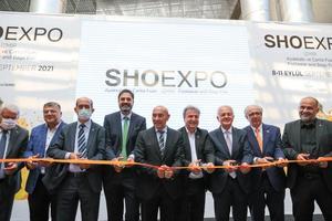 Bu yıl 47'incisi düzenlenen İzmir Ayakkabı ve Çanta Fuarı (Shoexpo İzmir), Fuar İzmir'de törenle açıldı. Konuşmaların ardından İzmir Büyükşehir Belediye Başkanı Tunç Soyer (ortada), İzmir Ticaret Odası Meclis Başkanı Selami Özpoyraz (sağ 3) ve Ege İhracatçı Birlikleri Koordinatör Başkanı Jak Eskinazi (sağ 2) ve protokol üyeleri açılış kurdelesini kesti. ( Mehmet Emin Mengüarslan - Anadolu Ajansı )