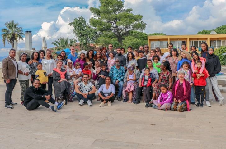 Afrika'nın çeşitli ülkelerinden Anadolu ve Almanya'ya göçen ailelerin çocukları, ata kültürlerini yaşatmak ve dayanışma sağlamak üzere İzmir'in Aliağa ilçesindeki Afacan Gençlik Evi'nde düzenlenen 5. Kültür Buluşması'nda bir araya geldi. Almanya ve Türkiye'de yaşayan yaklaşık 100 kişinin katıldığı etkinlikte sunum ve panellerin yanı sıra gezi ve eğlence etkinlikleri düzenlendi. ( Metin Aydemir - Anadolu Ajansı )