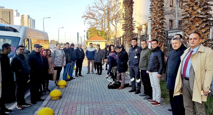 "Asrın felaketi" olarak nitelenen Kahramanmaraş merkezli depremler sonrası Hakimler ve Savcılar Kurulu (HSK) tarafından İzmir'den görevlendirilen 1 başsavcı vekili ve 5 cumhuriyet savcısının da arasında olduğu 22 adliye personeli Hatay'a gitti. ( İzmir Adliyesi - Anadolu Ajansı )