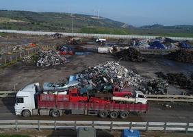 Ülke genelindeki 3 hurda müdürlüğüyle yıllık yaklaşık 300 bin ton ömrünü tamamlamış malzemeyi savunma sanayisine girdi olarak geri kazandıran Makina ve Kimya Endüstrisi Kurumu (MKE) Hurda İşletmesi, hurda otomobillere yönelik yeni teşvik düzenlemesine hazırlanıyor. AA ekibinin yerden ve drone desteğiyle havadan görüntülediği Aliağa Hurda Müdürlüğüne Türkiye'nin yaklaşık 15 ilinden her gün ortalama 15 tır ömrünü tamamlamış malzeme getiriliyor. Çoğunluğunu ulaşım araçlarının oluşturduğu hurdalar, kantarda tartıldıktan sonra araçların içindeki sıvıların boşaltıldığı birime yönlendiriliyor.  ( Cem Öksüz - Anadolu Ajansı )