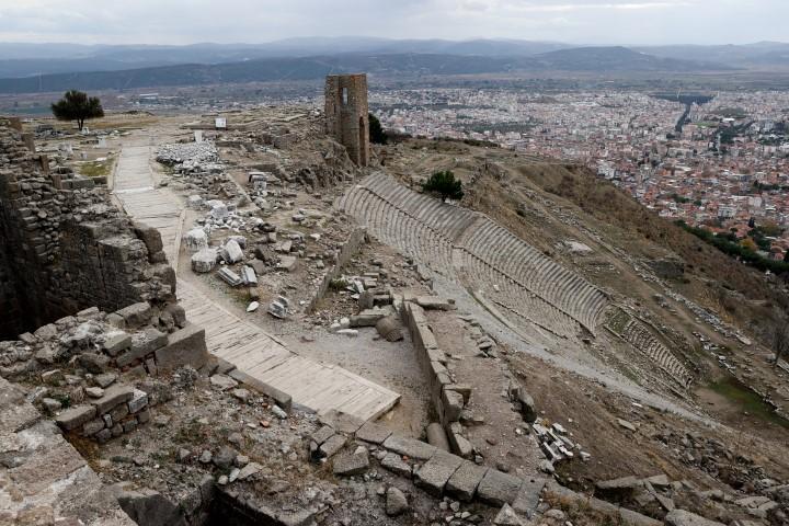 Pergamon Krallığı'nı yöneten Attalos hanedanı tarafından 2 bin 200 yıl önce yaptırılan ve Helenistik dönem anıt mimarisinin en güzel örnekleri arasında gösterilen Zeus Sunağı'nın İzmir Bergama Akropol'de sergilenmesi için çabalar sürüyor. Anadolu insanı ve dünya heykeltıraşlarının ulaştığı sanatsal yeteneğin doruğu sayılan sunağın, UNESCO Dünya Mirası asıl listesinde 999. sırada yer alan Bergama'ya iadesini isteyen Bergama Belediyesi, resmi bir talep yazısı hazırlayarak İzmir Valiliği ile Kültür ve Turizm Bakanlığına gönderdi. Yazıyla, Zeus Sunağı'nın Almanya'dan resmen geri istenme sürecinin yeniden başlatılması talep edildi. ( Mahmut Serdar Alakuş - Anadolu Ajansı )