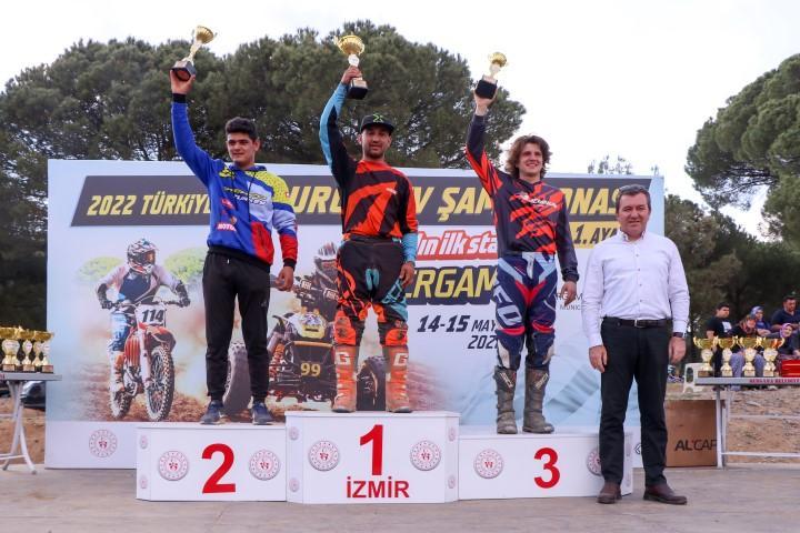 Türkiye Enduro ve ATV Şampiyonası'nın ilk ayak yarışı, İzmir'in Bergama ilçesinde koşuldu. Yarışma sonunda dereceye giren sporculara ödüllerini Bergama Belediye Başkanı Hakan Koştu takdim etti. ( Metin Aydemir - Anadolu Ajansı )