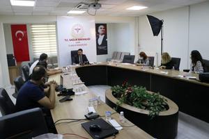 İzmir İl Sağlık Müdürü Mehmet Burak Öztop (ortada), İzmir'de ilk doz aşı uygulanan kişi sayısının 1 milyon 421 bin 862'ye ulaştığını bildirdi. Mehmet Burak Öztop, İl Sağlık Müdürlüğünde düzenlediği basın toplantısında, İzmir'in vaka sayısında 61. sıraya gerilediğini belirtti. ( Tezcan Ekizler - Anadolu Ajansı )
