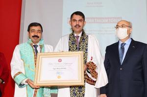 İzmir Katip Çelebi Üniversitesi (İKÇÜ) tarafından Çevre ve Şehircilik Bakanı Murat Kurum’a fahri doktora unvanı verilmesi dolayısıyla, İKÇÜ Prof. Dr. Fuat Sezgin Konferans Salonu’nda tören düzenlendi. İzmir Katip Çelebi Üniversitesi Rektörü Prof. Dr. Saffet Köse (solda) ve İzmir Valisi Yavuz Selim Köşger (sağda), Bakan Kurum’a cübbesini giydirerek fahri doktora belgesini taktim etti. ( Mehmet Emin Mengüarslan - Anadolu Ajansı )