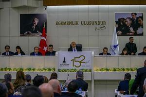 İzmir Büyükşehir Belediye Meclisinin şubat ayı ilk toplantısı, Büyükşehir Belediye Başkanı Tunç Soyer başkanlığında gerçekleştirildi. Toplantıda, Kenan Evren'in isminin sokak ve caddelerden kaldırılması oy birliğiyle kabul edildi. ( Halil Fidan - Anadolu Ajansı )