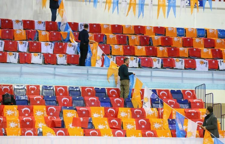 AK Parti İzmir İl Başkanı Aydın Şengül, Cumhurbaşkanı ve AK Parti Genel Başkanı Recep Tayyip Erdoğan'ın yarın katılımı beklenen İzmir Aday Tanıtım Toplantısı için Halkapınar Spor Salonu'nda yapılan hazırlık çalışmalarını inceledi. Toplantı öncesi bayraklarla donatılan Halkapınar Spor Salonu'na "Gönüller yapmaya geldik", "İzmir'in efeleri, Reisi ile 2023'e yürüyor" yazılı pankartlar asıldı ve dev platform kuruldu.  ( Emin Mengüarslan - Anadolu Ajansı )