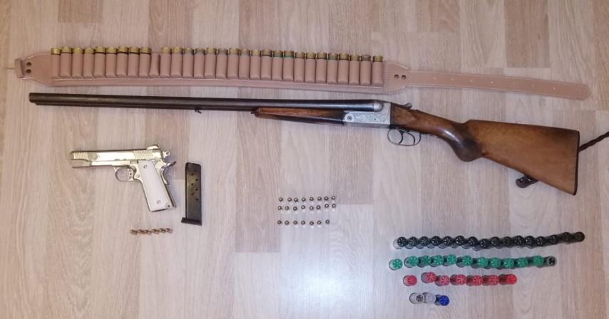 İzmir ve Tekirdağ'da, yasa dışı silah ticareti yaptıkları iddiasıyla 19 kişi gözaltına alındı. Şüphelilerin ev ve iş yerlerindeki aramalarda 24 tabanca, tabancalara ait çok sayıda şarjör ve fişek, 5 tüfek ve bunlara ait mühimmat, silah imalatında kullanılan malzemeler ve birleştirilmek üzere hazır olan tabanca parçaları, sentetik uyuşturucu, esrar ve sentetik hap olmak üzere uyuşturucu madde ele geçirildi. ( Emniyet Genel Müdürlüğü - Anadolu Ajansı )