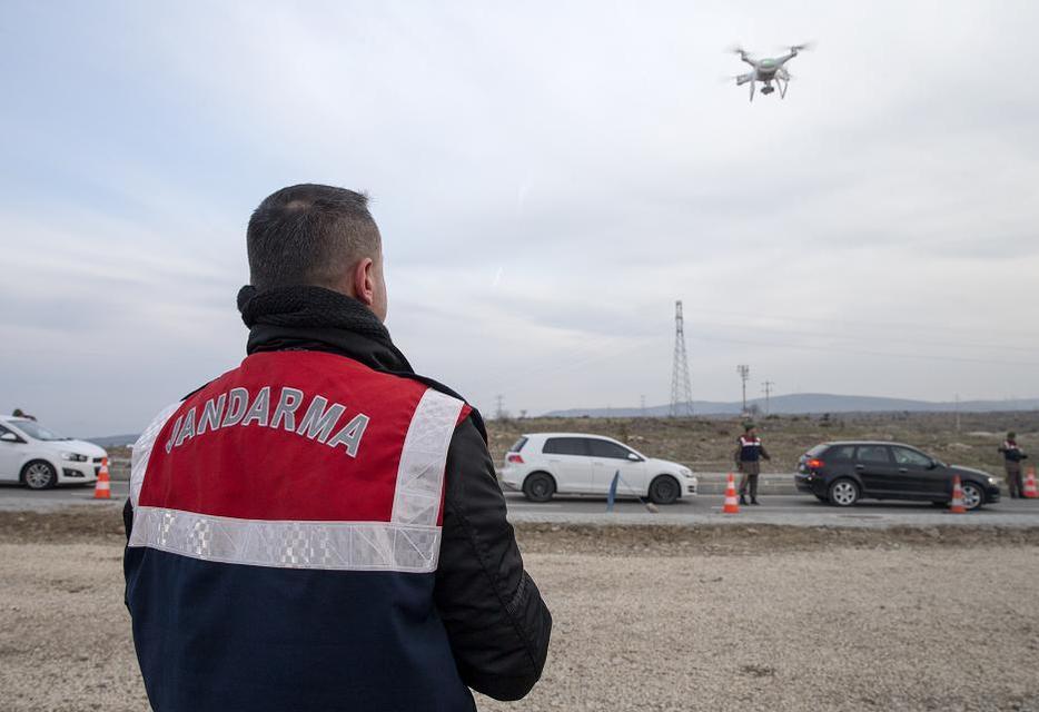 İzmir'de, Fetullahçı Terör Örgütü'nün (FETÖ) 15 Temmuz'daki darbe girişimine ilişkin soruşturma kapsamında açılan ilk davada 270 sanığın yargılanmasına başlandı. İzmir Cumhuriyet Başsavcıvekili Okan Bato koordinesinde, Terör ve Örgütlü Suçlar Soruşturma Bürosu Savcısı Berkant Karakaya tarafından hazırlanan iddianamenin 2. Ağır Ceza Mahkemesince kabul edilmesinin ardından 152'si tutuklu 270 sanık, Aliağa Ceza İnfaz Kurumu Kampüsü'ndeki duruşma salonunda hakim karşısına çıktı. Duruşmanın yapılacağı salonun bulunduğu Aliağa Ceza İnfaz Kurumları Kampüsü çevresinde yoğun güvenlik önlemi alındı. Bölgede komando birlikleri, motorlu jandarma timleri, sivil ekipler ve bomba arama köpekleri de hazır bulundu. ( Mahmut Serdar Alakuş - Anadolu Ajansı )