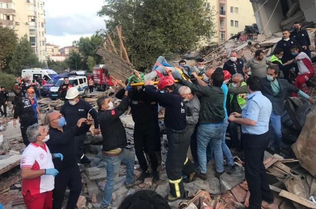 Merkez üssü Ege Denizi'nin Seferihisar açıkları olan 6,6 büyüklüğünde deprem meydana geldi. Deprem sonrası İzmir'de yıkılan bir binadan yaralılar çıkartıldı. ( Tezcan Ekizler - Anadolu Ajansı )