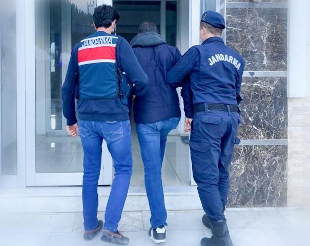 İzmir'de sosyal medyadan terör örgütlerini öven paylaşımlarda bulunduğu öne sürülen 7 kişi yakalandı. ( İzmir İl Jandarma Komutanlığı - Anadolu Ajansı )