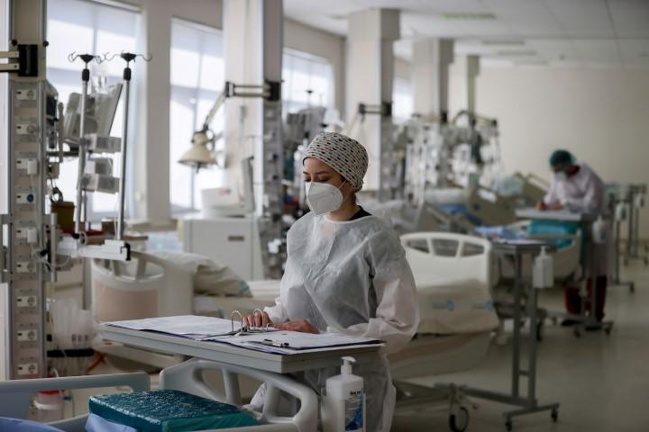 İzmir'de pandemi hastanesi olarak hizmet veren Dokuz Eylül Üniversitesi (DEÜ) Araştırma Uygulama Hastanesi'nde yoğun bakım ve servislerde boşalan yataklar, yaklaşık 2 yıldır yoğun mesai harcayan sağlık çalışanlarının iş yükünü bir nebze olsun azalttı. ( Mahmut Serdar Alakuş - Anadolu Ajansı )