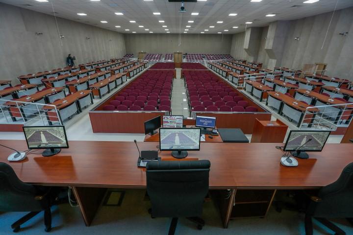 İzmir'de Fetullahçı Terör Örgütünün (FETÖ) darbe girişimine ilişkin 267 sanığın yargılamasının yapılacağı 654 kişi kapasiteli duruşma salonu yenilenerek hazır hale getirildi. FETÖ'nün 15 Temmuz darbe teşebbüsüne ilişkin İzmir'de yürütülen soruşturma kapsamında, 267 sanığın yargılanacağı duruşma salonu, 270 sanık, 202 avukat, 162 izleyici ve 20 basın mensubu olmak üzere 654 kişi kapasiteli düzenlendi. ( Evren Atalay - Anadolu Ajansı )