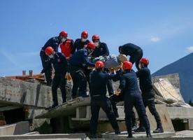 Adalet Bakanlığı Ceza ve Tevkifevleri Genel Müdürlüğü tarafından oluşturulan Ceza İnfaz Kurumları Arama ve Kurtarma Timi (CEKUT), afetler için zorlu eğitimlerden geçti. Doğal afetlerde ortaya çıkabilecek mal ve can kayıplarını en aza indirilmesi için ilk kez uygulanan ve Silivri, Maltepe ile Aliağa Ceza İnfaz Kurumlarındaki 63 gönüllünün katılımıyla kurulan CEKUT ekipleri, İzmir'de 45 günlük teorik ve uygulamalı eğitimlere katıldı. CEKUT ekipleri, İzmir Arama Kurtarma Birlik Müdürlüğünde özel olarak hazırlanan eğitim alanında tatbikat yaptı. ( Halil Fidan - Anadolu Ajansı )