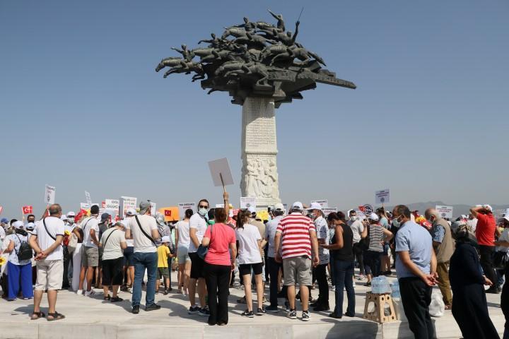 İzmir'de 30 Ekim 2020'de meydana gelen 6,6 büyüklüğündeki depremde evleri yıkılan ve hasar gören bazı depremzedeler, "emsal artışı" talebiyle eylem yaptı. İzmir Depremzedeleri Dayanışma Derneği (İZDEDA) üyeleri, Gündoğdu Meydanı'nda bir araya geldi. Burada ellerindeki pankartlarla sloganlar atan üyeler, depremzedelerin yaralarının sarılamadığını öne sürerek, emsal artışı ve sıfır faizli kredi talebinde bulundu. ( Mustafa Güngör - Anadolu Ajansı )