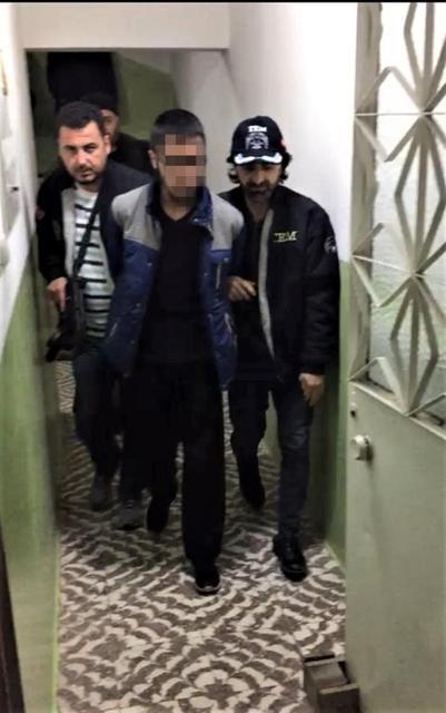 İzmir'de terör örgütü DEAŞ'a eleman kazandırdıkları iddia edilen 8 şüpheli gözaltına alındı. ( İzmir Emniyet Müdürlüğü - Anadolu Ajansı )