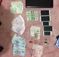 İzmir merkezli 9 ilde Fetullahçı Terör Örgütü'nün (FETÖ) hücre evlerine yönelik düzenlenen operasyonda 36 şüpheli gözaltına alındı. Hücre evlerinde yapılan aramalarda ise, 452 bin 800 lira, 11 bin 850 euro, 223 bin 850 dolar, 55 cep telefonu ve çok sayıda sim kart, 20 taşınabilir wifi, 4 sahte kimlik, 1 ruhsatsız tabanca, 1 şarjör, 120 mermi, çok sayıda örgütsel doküman ve dijital materyaller ele geçirildi. ( İzmir Emniyet Müdürlüğü - Anadolu Ajansı )