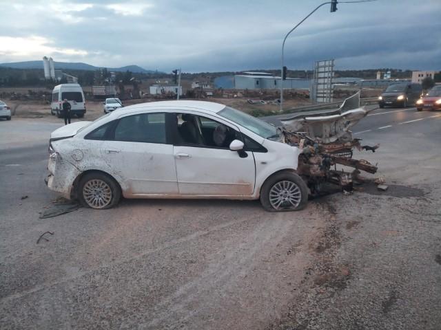 İzmir'in Bergama ilçesinde, işçileri taşıyan servis otobüsü ile otomobilin çarpışması sonucu 25 kişi yaralandı. İzmir-Çanakkale kara yolu Zeytindağ Mahallesi Işıklar mevkisinde, Tacim Keklik'in kullandığı 34 ANB 882 plakalı otomobil, Şeref Görgülü idaresindeki, işçileri taşıyan 35 S 01216 plakalı servis otobüsüyle çarpıştı. Çarpışmanın etkisiyle otobüs devrildi. Kazada, otobüste bulunan işçilerden 20'si ile otomobildeki 5 kişi yaralandı. ( Jandarma - Anadolu Ajansı )