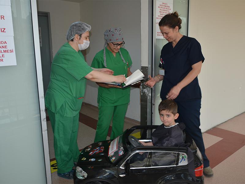 İzmir'de Sağlık Bilimleri Üniversitesi Tepecik Eğitim ve Araştırma Hastanesi'nde, ameliyat edilecek çocuklar akülü arabalarla ameliyathaneye götürülerek korku ve endişelerinin eğlenceli bir oyuna dönüşmesi sağlanıyor. (  İzmir Kuzey Kamu Hastaneleri Birliği Genel Sekreterliği - Anadolu Ajansı )